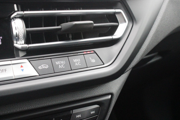 BMW 2 Serie Gran Coupé 218i M SPORT EDITION | TREKHAAK MET AFNEEMBARE KOGEL | HARMAN KARDON SOUND-SYSTEM | SFEER VERLICHTING | SHADOW LINE PAKKET | M-SPORT INTERIEUR | VERWARMBARE VOORSTOELEN | LEDEREN M-SPORT STUUR | NAVIGATIE | ACHTERUITRIJCAMERA | PARKEERSENSOREN VOOR EN ACHTER | ALARM | CLIMATE CONTROL | DRAADLOZE APPLE CARPLAY/ANDROID AUTO | LICHTMETALEN VELGEN 18'' M-SPORT (Y-SPAAK 553 M BICOLOR) | FULL LED KOPLAMPEN | LANE ASSIST | DAB+ RADIO | WARMTE WEREND GLAS  | EXTRA GETINTE ACHTERRUITEN | DODEHOEK BEWAKING | ELEKTRISCH VERSTELBARE EN INKLAPBARE BUITENSPIEGELS | BUITEN