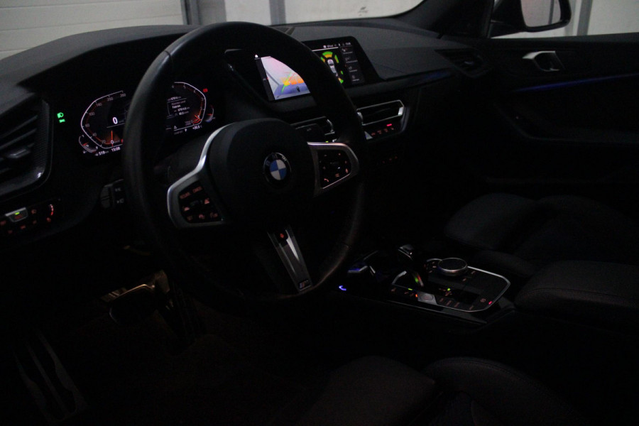 BMW 2 Serie Gran Coupé 218i M SPORT EDITION | TREKHAAK MET AFNEEMBARE KOGEL | HARMAN KARDON SOUND-SYSTEM | SFEER VERLICHTING | SHADOW LINE PAKKET | M-SPORT INTERIEUR | VERWARMBARE VOORSTOELEN | LEDEREN M-SPORT STUUR | NAVIGATIE | ACHTERUITRIJCAMERA | PARKEERSENSOREN VOOR EN ACHTER | ALARM | CLIMATE CONTROL | DRAADLOZE APPLE CARPLAY/ANDROID AUTO | LICHTMETALEN VELGEN 18'' M-SPORT (Y-SPAAK 553 M BICOLOR) | FULL LED KOPLAMPEN | LANE ASSIST | DAB+ RADIO | WARMTE WEREND GLAS  | EXTRA GETINTE ACHTERRUITEN | DODEHOEK BEWAKING | ELEKTRISCH VERSTELBARE EN INKLAPBARE BUITENSPIEGELS | BUITEN