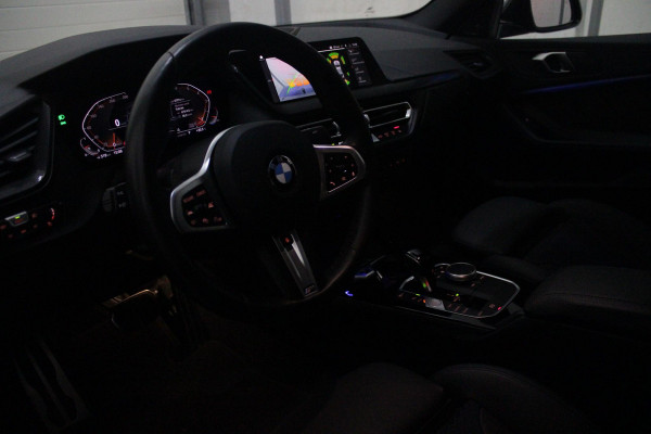 BMW 2 Serie Gran Coupé 218i M SPORT EDITION | TREKHAAK MET AFNEEMBARE KOGEL | HARMAN KARDON SOUND-SYSTEM | SFEER VERLICHTING | SHADOW LINE PAKKET | M-SPORT INTERIEUR | VERWARMBARE VOORSTOELEN | LEDEREN M-SPORT STUUR | NAVIGATIE | ACHTERUITRIJCAMERA | PARKEERSENSOREN VOOR EN ACHTER | ALARM | CLIMATE CONTROL | DRAADLOZE APPLE CARPLAY/ANDROID AUTO | LICHTMETALEN VELGEN 18'' M-SPORT (Y-SPAAK 553 M BICOLOR) | FULL LED KOPLAMPEN | LANE ASSIST | DAB+ RADIO | WARMTE WEREND GLAS  | EXTRA GETINTE ACHTERRUITEN | DODEHOEK BEWAKING | ELEKTRISCH VERSTELBARE EN INKLAPBARE BUITENSPIEGELS | BUITEN