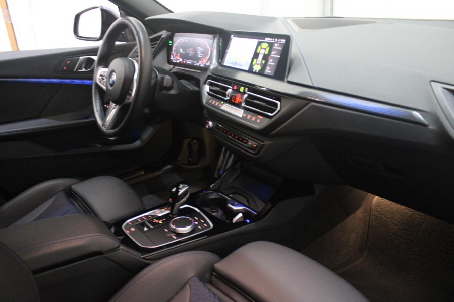 BMW 2 Serie Gran Coupé 218i M SPORT EDITION | TREKHAAK MET AFNEEMBARE KOGEL | HARMAN KARDON SOUND-SYSTEM | SFEER VERLICHTING | SHADOW LINE PAKKET | M-SPORT INTERIEUR | VERWARMBARE VOORSTOELEN | LEDEREN M-SPORT STUUR | NAVIGATIE | ACHTERUITRIJCAMERA | PARKEERSENSOREN VOOR EN ACHTER | ALARM | CLIMATE CONTROL | DRAADLOZE APPLE CARPLAY/ANDROID AUTO | LICHTMETALEN VELGEN 18'' M-SPORT (Y-SPAAK 553 M BICOLOR) | FULL LED KOPLAMPEN | LANE ASSIST | DAB+ RADIO | WARMTE WEREND GLAS  | EXTRA GETINTE ACHTERRUITEN | DODEHOEK BEWAKING | ELEKTRISCH VERSTELBARE EN INKLAPBARE BUITENSPIEGELS | BUITEN
