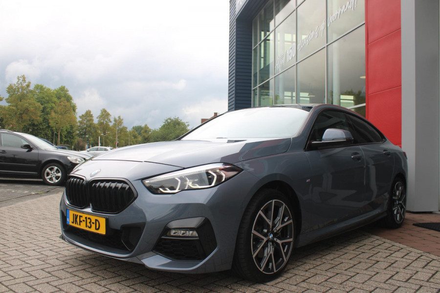 BMW 2 Serie Gran Coupé 218i M SPORT EDITION | TREKHAAK MET AFNEEMBARE KOGEL | HARMAN KARDON SOUND-SYSTEM | SFEER VERLICHTING | SHADOW LINE PAKKET | M-SPORT INTERIEUR | VERWARMBARE VOORSTOELEN | LEDEREN M-SPORT STUUR | NAVIGATIE | ACHTERUITRIJCAMERA | PARKEERSENSOREN VOOR EN ACHTER | ALARM | CLIMATE CONTROL | DRAADLOZE APPLE CARPLAY/ANDROID AUTO | LICHTMETALEN VELGEN 18'' M-SPORT (Y-SPAAK 553 M BICOLOR) | FULL LED KOPLAMPEN | LANE ASSIST | DAB+ RADIO | WARMTE WEREND GLAS  | EXTRA GETINTE ACHTERRUITEN | DODEHOEK BEWAKING | ELEKTRISCH VERSTELBARE EN INKLAPBARE BUITENSPIEGELS | BUITEN