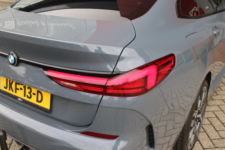 BMW 2 Serie Gran Coupé 218i M SPORT EDITION | TREKHAAK MET AFNEEMBARE KOGEL | HARMAN KARDON SOUND-SYSTEM | SFEER VERLICHTING | SHADOW LINE PAKKET | M-SPORT INTERIEUR | VERWARMBARE VOORSTOELEN | LEDEREN M-SPORT STUUR | NAVIGATIE | ACHTERUITRIJCAMERA | PARKEERSENSOREN VOOR EN ACHTER | ALARM | CLIMATE CONTROL | DRAADLOZE APPLE CARPLAY/ANDROID AUTO | LICHTMETALEN VELGEN 18'' M-SPORT (Y-SPAAK 553 M BICOLOR) | FULL LED KOPLAMPEN | LANE ASSIST | DAB+ RADIO | WARMTE WEREND GLAS  | EXTRA GETINTE ACHTERRUITEN | DODEHOEK BEWAKING | ELEKTRISCH VERSTELBARE EN INKLAPBARE BUITENSPIEGELS | BUITEN