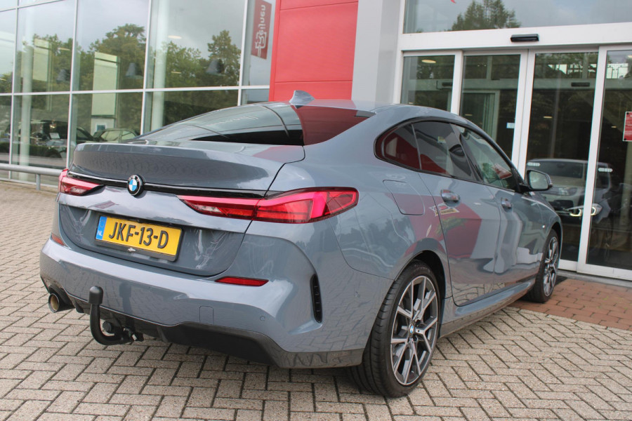 BMW 2 Serie Gran Coupé 218i M SPORT EDITION | TREKHAAK MET AFNEEMBARE KOGEL | HARMAN KARDON SOUND-SYSTEM | SFEER VERLICHTING | SHADOW LINE PAKKET | M-SPORT INTERIEUR | VERWARMBARE VOORSTOELEN | LEDEREN M-SPORT STUUR | NAVIGATIE | ACHTERUITRIJCAMERA | PARKEERSENSOREN VOOR EN ACHTER | ALARM | CLIMATE CONTROL | DRAADLOZE APPLE CARPLAY/ANDROID AUTO | LICHTMETALEN VELGEN 18'' M-SPORT (Y-SPAAK 553 M BICOLOR) | FULL LED KOPLAMPEN | LANE ASSIST | DAB+ RADIO | WARMTE WEREND GLAS  | EXTRA GETINTE ACHTERRUITEN | DODEHOEK BEWAKING | ELEKTRISCH VERSTELBARE EN INKLAPBARE BUITENSPIEGELS | BUITEN