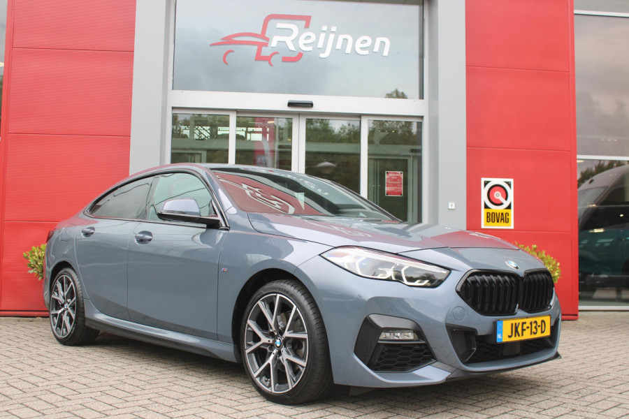 BMW 2 Serie Gran Coupé 218i M SPORT EDITION | TREKHAAK MET AFNEEMBARE KOGEL | HARMAN KARDON SOUND-SYSTEM | SFEER VERLICHTING | SHADOW LINE PAKKET | M-SPORT INTERIEUR | VERWARMBARE VOORSTOELEN | LEDEREN M-SPORT STUUR | NAVIGATIE | ACHTERUITRIJCAMERA | PARKEERSENSOREN VOOR EN ACHTER | ALARM | CLIMATE CONTROL | DRAADLOZE APPLE CARPLAY/ANDROID AUTO | LICHTMETALEN VELGEN 18'' M-SPORT (Y-SPAAK 553 M BICOLOR) | FULL LED KOPLAMPEN | LANE ASSIST | DAB+ RADIO | WARMTE WEREND GLAS  | EXTRA GETINTE ACHTERRUITEN | DODEHOEK BEWAKING | ELEKTRISCH VERSTELBARE EN INKLAPBARE BUITENSPIEGELS | BUITEN
