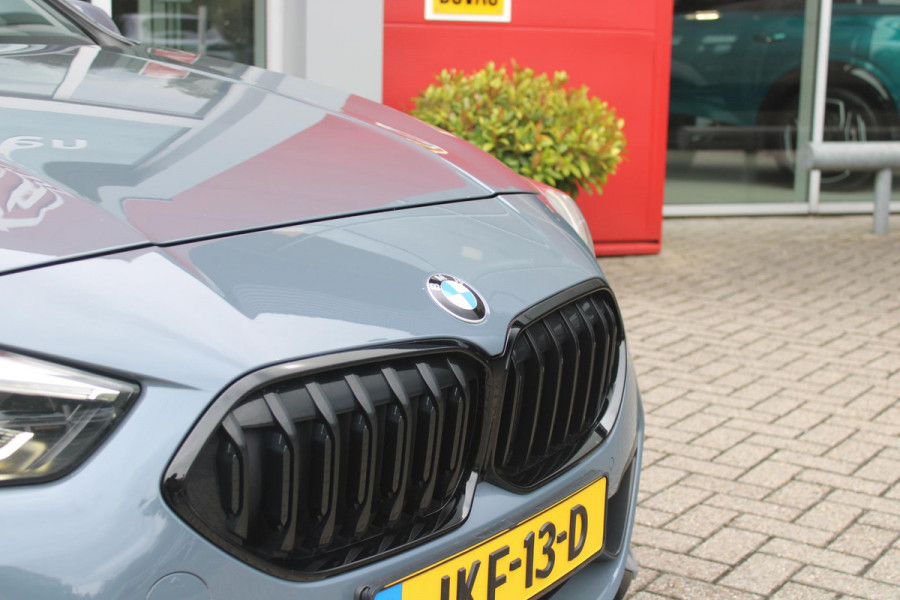 BMW 2 Serie Gran Coupé 218i M SPORT EDITION | TREKHAAK MET AFNEEMBARE KOGEL | HARMAN KARDON SOUND-SYSTEM | SFEER VERLICHTING | SHADOW LINE PAKKET | M-SPORT INTERIEUR | VERWARMBARE VOORSTOELEN | LEDEREN M-SPORT STUUR | NAVIGATIE | ACHTERUITRIJCAMERA | PARKEERSENSOREN VOOR EN ACHTER | ALARM | CLIMATE CONTROL | DRAADLOZE APPLE CARPLAY/ANDROID AUTO | LICHTMETALEN VELGEN 18'' M-SPORT (Y-SPAAK 553 M BICOLOR) | FULL LED KOPLAMPEN | LANE ASSIST | DAB+ RADIO | WARMTE WEREND GLAS  | EXTRA GETINTE ACHTERRUITEN | DODEHOEK BEWAKING | ELEKTRISCH VERSTELBARE EN INKLAPBARE BUITENSPIEGELS | BUITEN