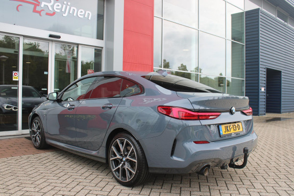 BMW 2 Serie Gran Coupé 218i M SPORT EDITION | TREKHAAK MET AFNEEMBARE KOGEL | HARMAN KARDON SOUND-SYSTEM | SFEER VERLICHTING | SHADOW LINE PAKKET | M-SPORT INTERIEUR | VERWARMBARE VOORSTOELEN | LEDEREN M-SPORT STUUR | NAVIGATIE | ACHTERUITRIJCAMERA | PARKEERSENSOREN VOOR EN ACHTER | ALARM | CLIMATE CONTROL | DRAADLOZE APPLE CARPLAY/ANDROID AUTO | LICHTMETALEN VELGEN 18'' M-SPORT (Y-SPAAK 553 M BICOLOR) | FULL LED KOPLAMPEN | LANE ASSIST | DAB+ RADIO | WARMTE WEREND GLAS  | EXTRA GETINTE ACHTERRUITEN | DODEHOEK BEWAKING | ELEKTRISCH VERSTELBARE EN INKLAPBARE BUITENSPIEGELS | BUITEN