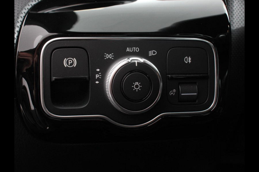 Mercedes-Benz A-Klasse 200 Automaat AMG Line Navigatie Climate Control Camera Virtual Cockpit Led Stoelverwarming Cruise control Parkeersensoren