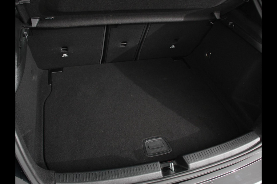 Mercedes-Benz A-Klasse 200 Automaat AMG Line Navigatie Climate Control Camera Virtual Cockpit Led Stoelverwarming Cruise control Parkeersensoren
