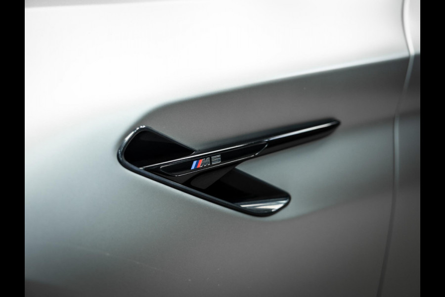 BMW M5 M5 Vol uitgevoerde NL geleverde M5 frozen grey