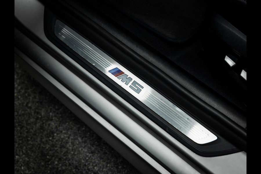 BMW M5 M5 Vol uitgevoerde NL geleverde M5 frozen grey