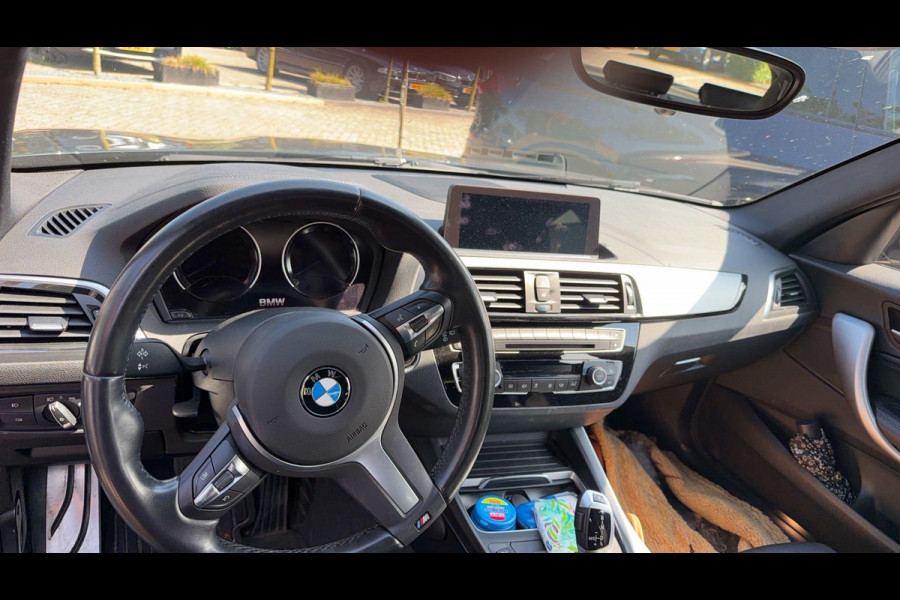 BMW 1-serie 118i High Executive M SPORT | LEDER | NAVIGATIE | CLIMATE CONTROL | SCHUIFDAK |