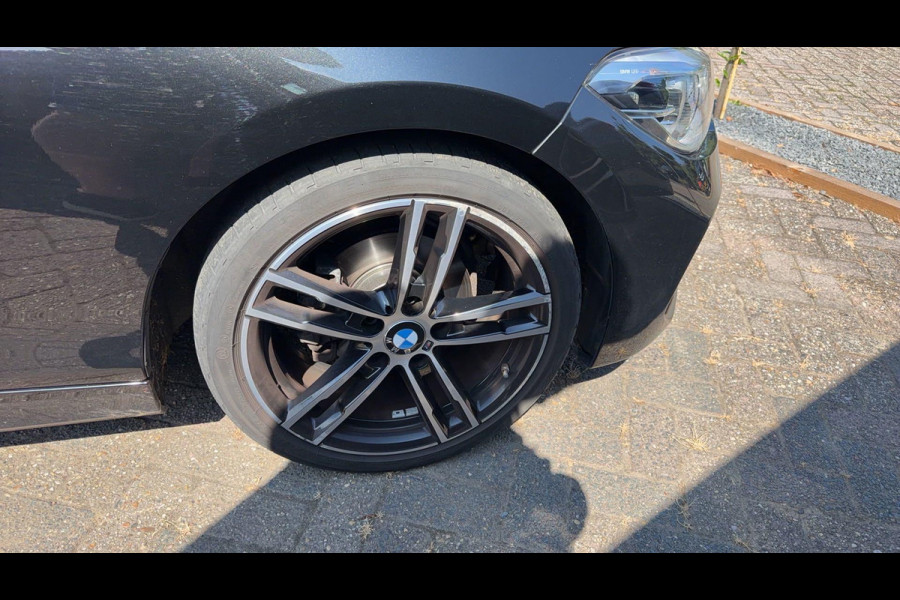 BMW 1-serie 118i High Executive M SPORT | LEDER | NAVIGATIE | CLIMATE CONTROL | SCHUIFDAK |