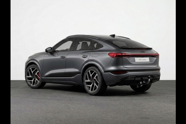 Audi Q6 Sportback e-tron S edition e-tron 83Kwh 252 pk | Glazen panoramadak | Trekhaak, mechanisch draaibaar | Exterieurpakket zwart | S line zwart leder-kunstleder |