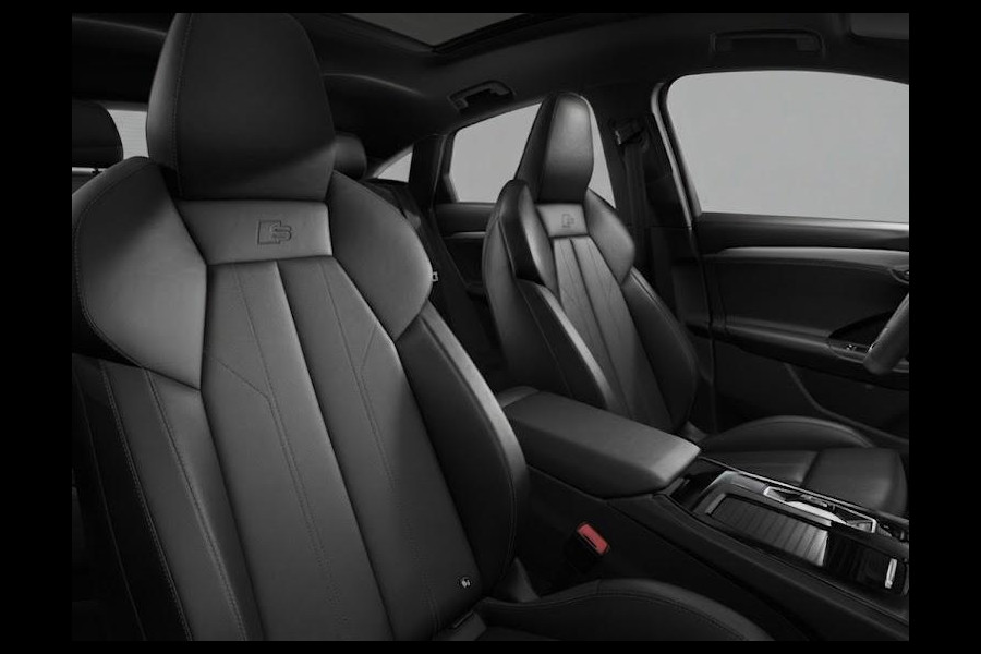Audi Q6 Sportback e-tron S edition e-tron 83Kwh 252 pk | Glazen panoramadak | Trekhaak, mechanisch draaibaar | Exterieurpakket zwart | S line zwart leder-kunstleder |
