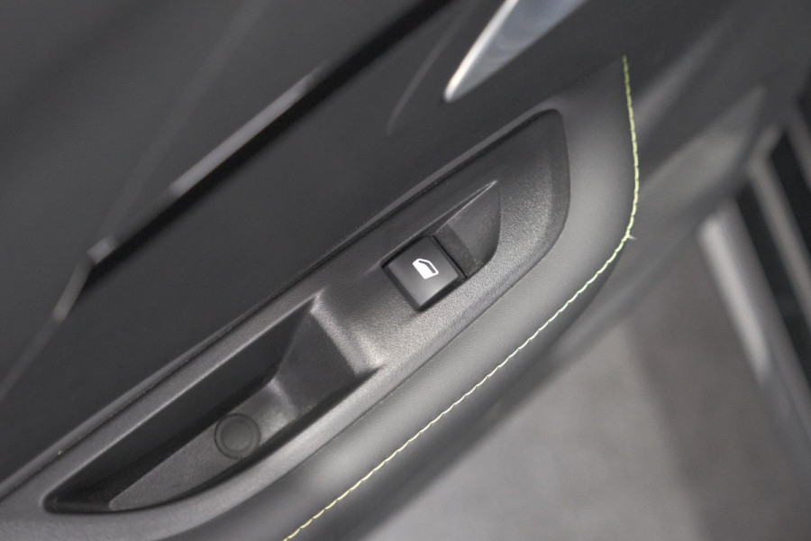 Peugeot 208 1.2 Hybrid 145 e-DCS6 GT | Alcantara Pakket | Camera | Apple Carplay | Stoelverwarming