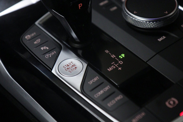 BMW 3-serie 330i High Executive PANO/CARPLAY/SFEER/HK/HUD/VOL