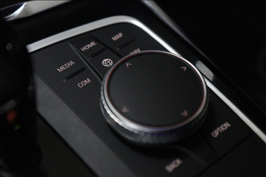 BMW 3-serie 330i High Executive PANO/CARPLAY/SFEER/HK/HUD/VOL
