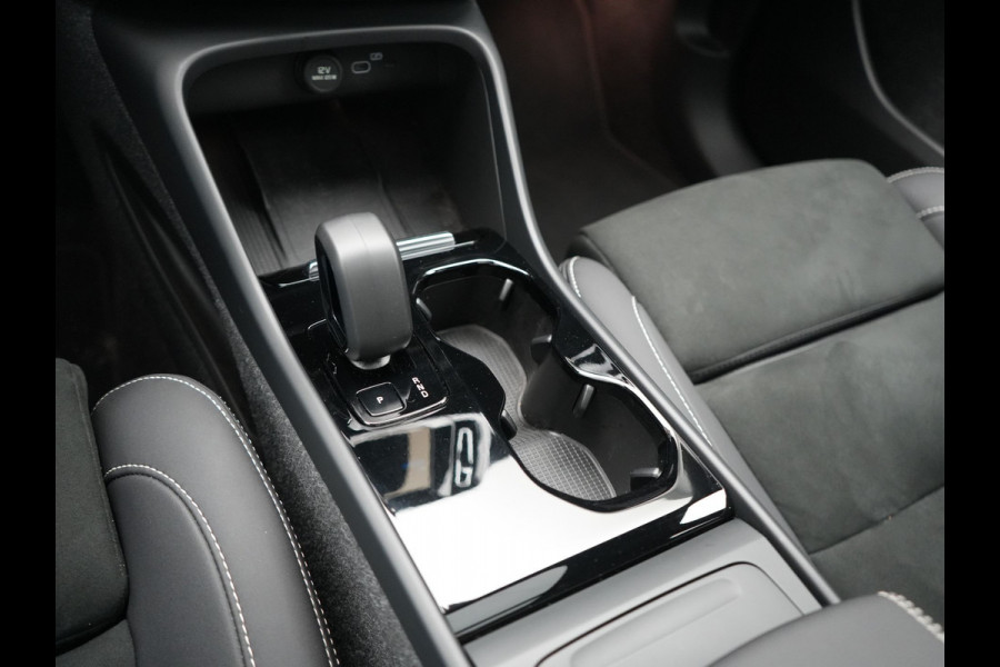 Volvo XC40 Recharge Ultimate 69 kWh 232pk Dealer O.H | Trekhaak Af Fabriek | Panodak | 360 Camera | Harman / Kardon | Adaptive Cruise | Alcantara Sportstoelen Memory & Verwarmd | Keyless | Apple Carplay | Pilot Assist | Google Assistant & Maps  Virtual | Navigatie | DAB | 19"L.M |