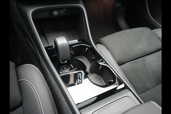Volvo XC40 Recharge Ultimate 69 kWh 232pk Dealer O.H | Trekhaak Af Fabriek | Panodak | 360 Camera | Harman / Kardon | Adaptive Cruise | Alcantara Sportstoelen Memory & Verwarmd | Keyless | Apple Carplay | Pilot Assist | Google Assistant & Maps  Virtual | Navigatie | DAB | 19"L.M |