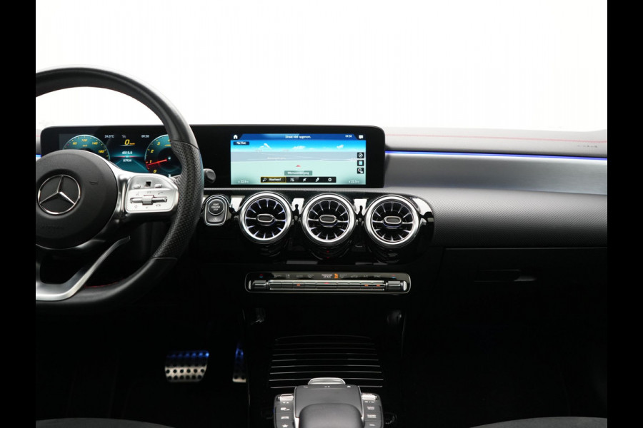 Mercedes-Benz CLA-Klasse Shooting Brake 200 Business Solution AMG 164pk Dealer O.H. | Panodak | Camera | Multi Beam LED | Alcantara Sportstoelen Memory & Verwarmd | Sfeerverlichting | Keyless | Apple Carplay | Cruise Control | Navigatie | DAB |