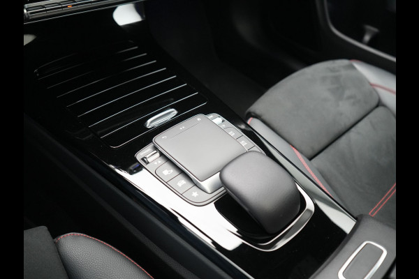 Mercedes-Benz CLA-Klasse Shooting Brake 200 Business Solution AMG 164pk Dealer O.H. | Panodak | Camera | Multi Beam LED | Alcantara Sportstoelen Memory & Verwarmd | Sfeerverlichting | Keyless | Apple Carplay | Cruise Control | Navigatie | DAB |