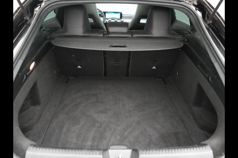 Mercedes-Benz CLA-Klasse Shooting Brake 200 Business Solution AMG 164pk Dealer O.H. | Panodak | Camera | Multi Beam LED | Alcantara Sportstoelen Memory & Verwarmd | Sfeerverlichting | Keyless | Apple Carplay | Cruise Control | Navigatie | DAB |