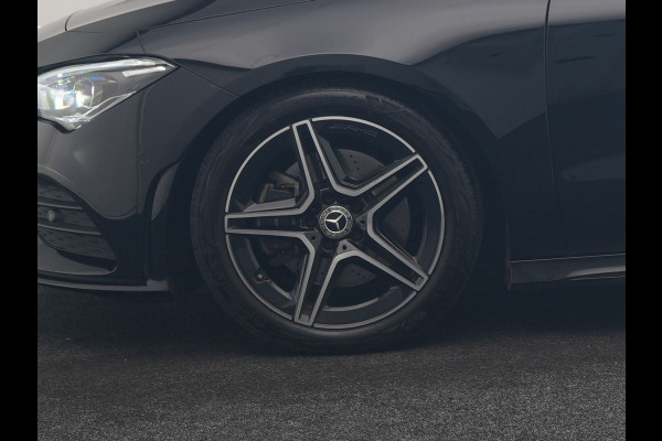 Mercedes-Benz CLA-Klasse Shooting Brake 200 Business Solution AMG 164pk Dealer O.H. | Panodak | Camera | Multi Beam LED | Alcantara Sportstoelen Memory & Verwarmd | Sfeerverlichting | Keyless | Apple Carplay | Cruise Control | Navigatie | DAB |