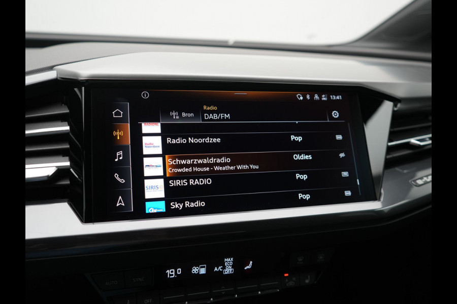 Audi Q4 e-tron 40 S Line 82 kWh 204pk Dealer O.H | Trekhaak Af Fabriek | Adaptive Cruise | Keyless | Lederen Sportstoelen Verwarmd | BLIS | Apple Carplay | Lane Assist | Virtual | Navigatie | DAB | 20"L.M |
