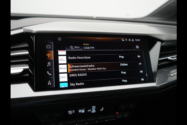 Audi Q4 e-tron 40 S Line 82 kWh 204pk Dealer O.H | Trekhaak Af Fabriek | Adaptive Cruise | Keyless | Lederen Sportstoelen Verwarmd | BLIS | Apple Carplay | Lane Assist | Virtual | Navigatie | DAB | 20"L.M |