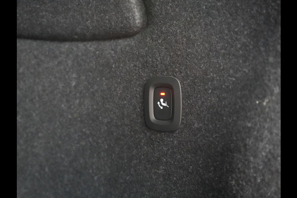 Volvo XC40 Single Motor Long Range Plus 82 kWh 252pk Dealer O.H | Trekhaak Af Fabriek | Camera | Adaptive Cruise | Sportstoelen Verwarmd | Pilot Assist | Google Assistant & Maps | BLIS | Keyless | Virtual | Navigatie | DAB | 19"L.M |