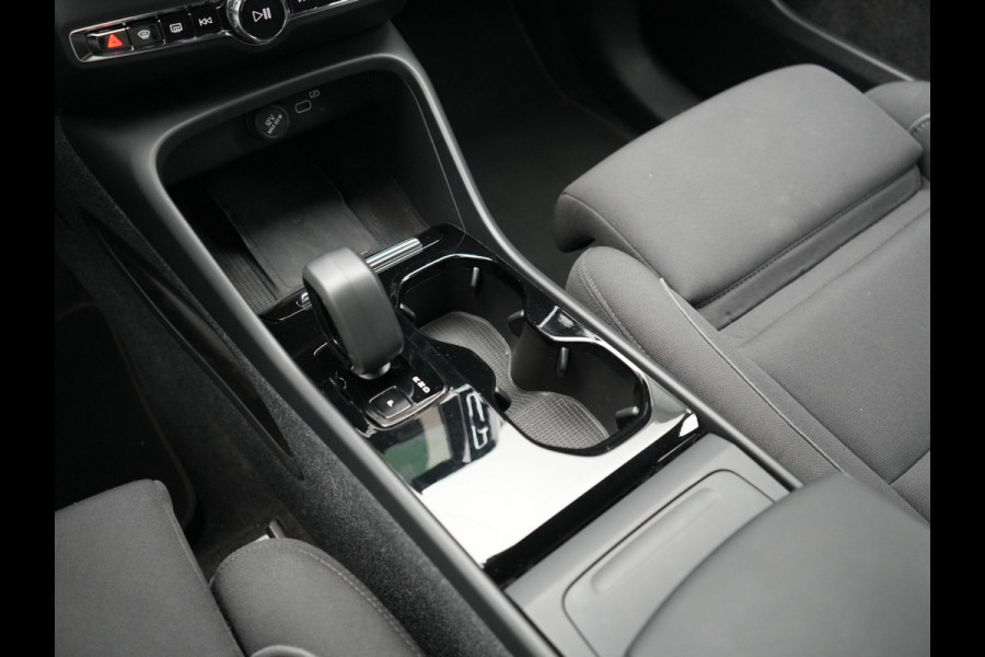 Volvo XC40 Single Motor Long Range Plus 82 kWh 252pk Dealer O.H | Trekhaak Af Fabriek | Camera | Adaptive Cruise | Sportstoelen Verwarmd | Pilot Assist | Google Assistant & Maps | BLIS | Keyless | Virtual | Navigatie | DAB | 19"L.M |