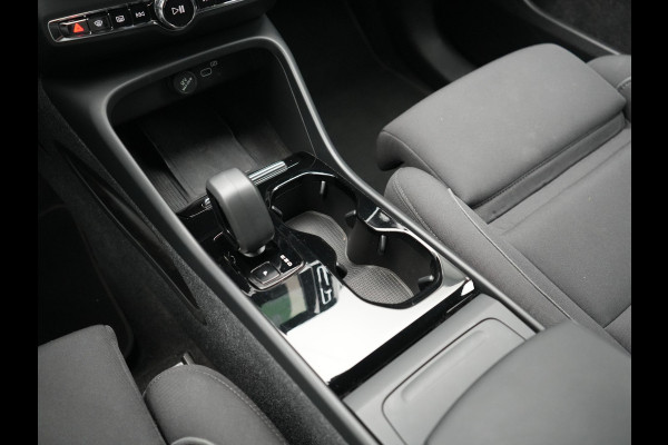 Volvo XC40 Single Motor Long Range Plus 82 kWh 252pk Dealer O.H | Trekhaak Af Fabriek | Camera | Adaptive Cruise | Sportstoelen Verwarmd | Pilot Assist | Google Assistant & Maps | BLIS | Keyless | Virtual | Navigatie | DAB | 19"L.M |