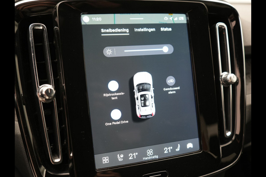 Volvo XC40 Single Motor Long Range Plus 82 kWh 252pk Dealer O.H | Trekhaak Af Fabriek | Camera | Adaptive Cruise | Sportstoelen Verwarmd | Pilot Assist | Google Assistant & Maps | BLIS | Keyless | Virtual | Navigatie | DAB | 19"L.M |
