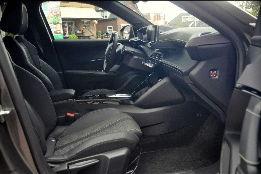 Peugeot 2008 1.2 PureTech 130 PK GT EAT8 | 20.000 km! | Trekhaak | Navi