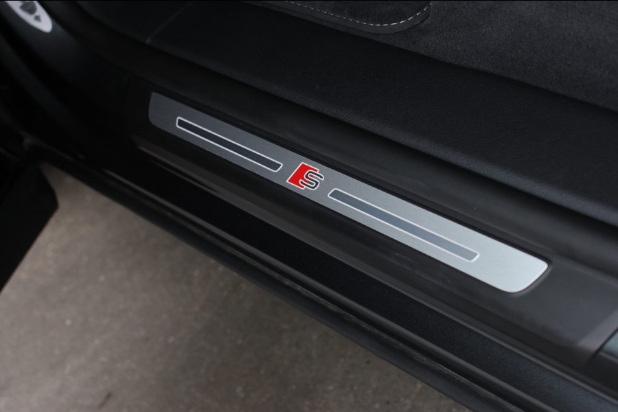 Audi Q8 60 TFSI e Quattro Competition *Pano*RS-Stoelen*B&O*4-Wiel besturing*360 Camera*