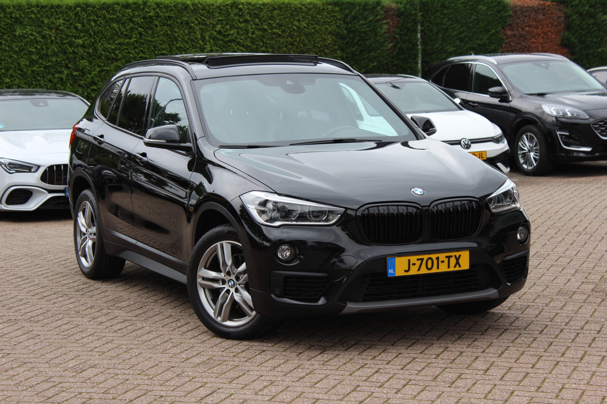 BMW X1 sDrive18i High Executive / Panoramadak / Leder / Head-up / Parkeerhulp V+A / Navigatie / 17'' / Stoelverwarming / Cruise Control