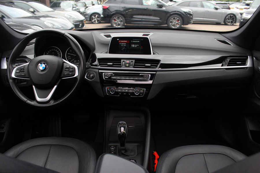 BMW X1 sDrive18i High Executive / Panoramadak / Leder / Head-up / Parkeerhulp V+A / Navigatie / 17'' / Stoelverwarming / Cruise Control