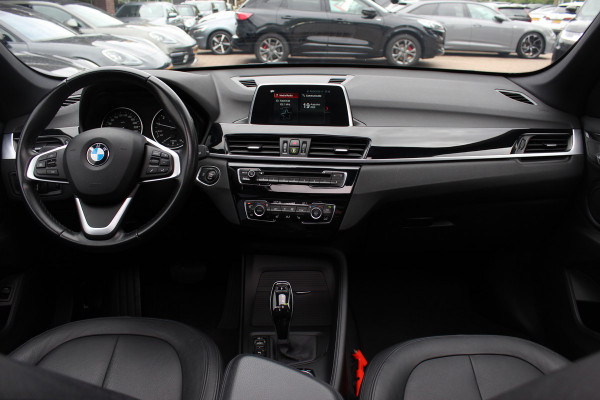 BMW X1 sDrive18i High Executive / Panoramadak / Leder / Head-up / Parkeerhulp V+A / Navigatie / 17'' / Stoelverwarming / Cruise Control