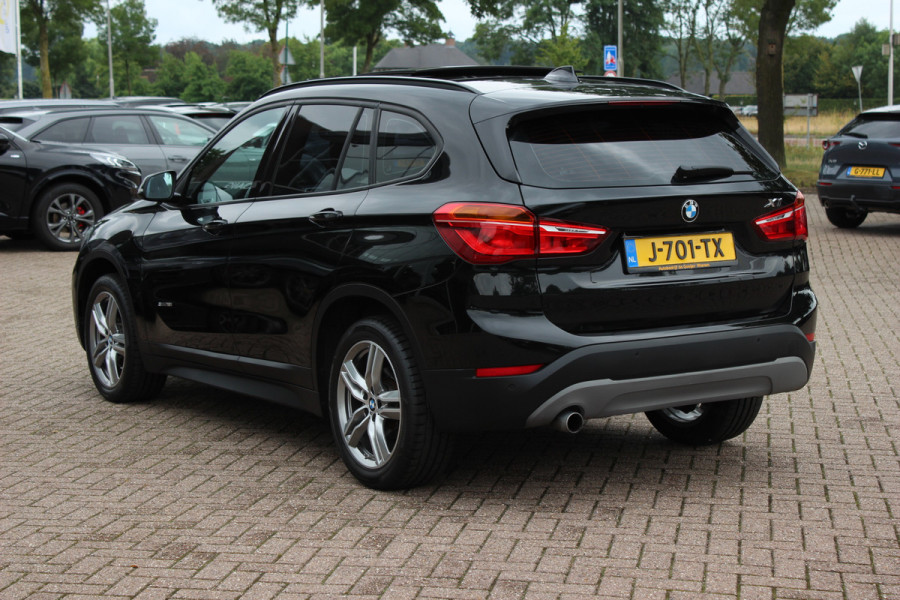 BMW X1 sDrive18i High Executive / Panoramadak / Leder / Head-up / Parkeerhulp V+A / Navigatie / 17'' / Stoelverwarming / Cruise Control