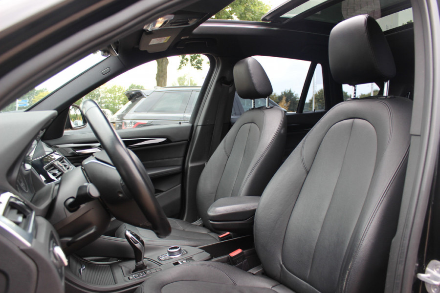 BMW X1 sDrive18i High Executive / Panoramadak / Leder / Head-up / Parkeerhulp V+A / Navigatie / 17'' / Stoelverwarming / Cruise Control