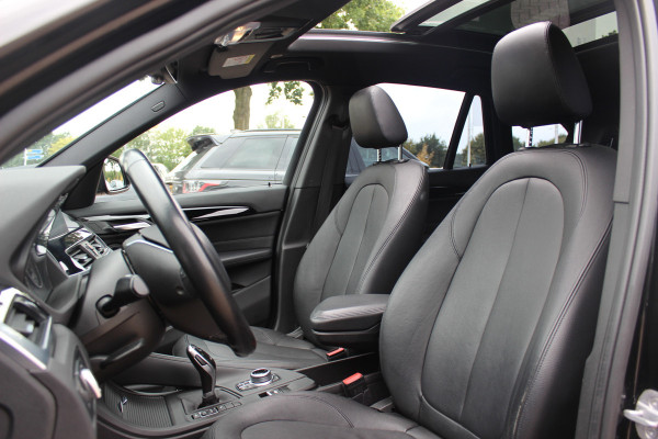 BMW X1 sDrive18i High Executive / Panoramadak / Leder / Head-up / Parkeerhulp V+A / Navigatie / 17'' / Stoelverwarming / Cruise Control