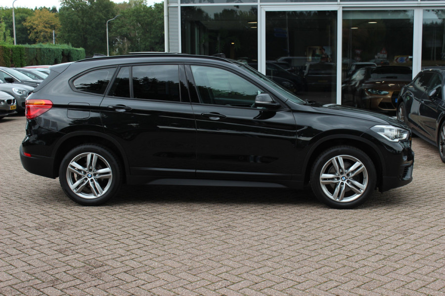 BMW X1 sDrive18i High Executive / Panoramadak / Leder / Head-up / Parkeerhulp V+A / Navigatie / 17'' / Stoelverwarming / Cruise Control
