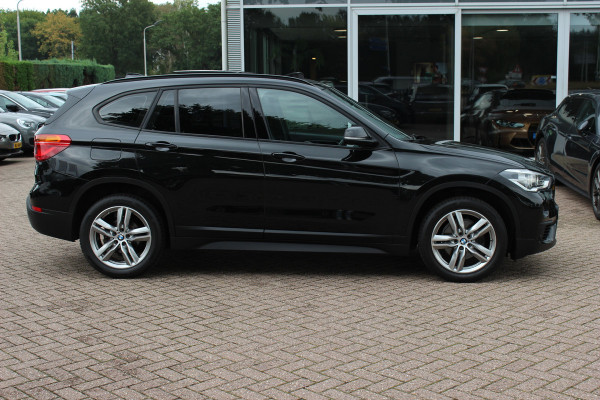 BMW X1 sDrive18i High Executive / Panoramadak / Leder / Head-up / Parkeerhulp V+A / Navigatie / 17'' / Stoelverwarming / Cruise Control