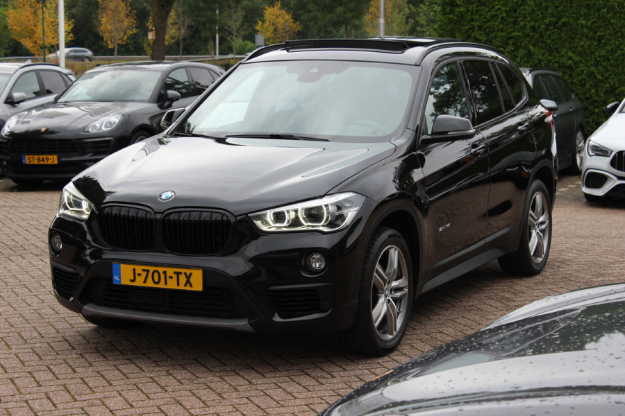 BMW X1 sDrive18i High Executive / Panoramadak / Leder / Head-up / Parkeerhulp V+A / Navigatie / 17'' / Stoelverwarming / Cruise Control