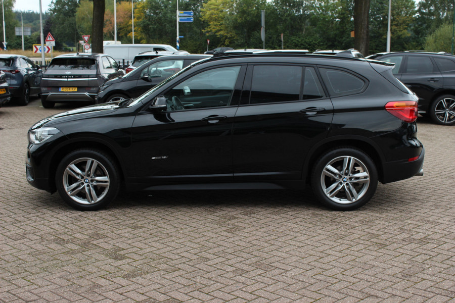 BMW X1 sDrive18i High Executive / Panoramadak / Leder / Head-up / Parkeerhulp V+A / Navigatie / 17'' / Stoelverwarming / Cruise Control