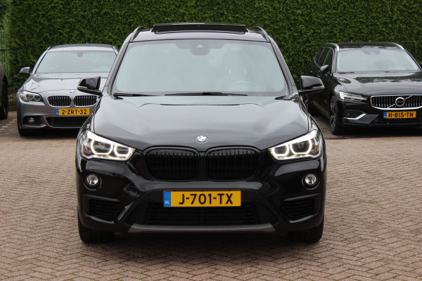 BMW X1 sDrive18i High Executive / Panoramadak / Leder / Head-up / Parkeerhulp V+A / Navigatie / 17'' / Stoelverwarming / Cruise Control