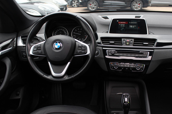 BMW X1 sDrive18i High Executive / Panoramadak / Leder / Head-up / Parkeerhulp V+A / Navigatie / 17'' / Stoelverwarming / Cruise Control