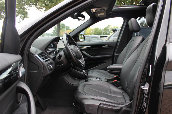 BMW X1 sDrive18i High Executive / Panoramadak / Leder / Head-up / Parkeerhulp V+A / Navigatie / 17'' / Stoelverwarming / Cruise Control
