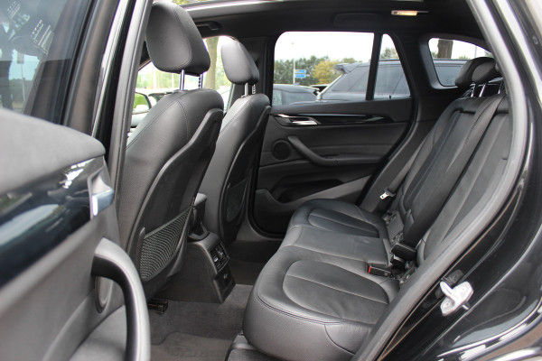 BMW X1 sDrive18i High Executive / Panoramadak / Leder / Head-up / Parkeerhulp V+A / Navigatie / 17'' / Stoelverwarming / Cruise Control