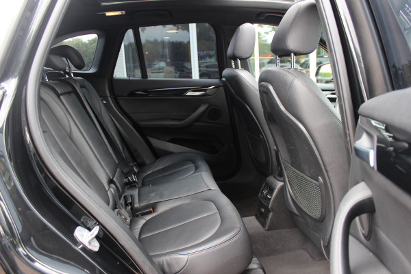 BMW X1 sDrive18i High Executive / Panoramadak / Leder / Head-up / Parkeerhulp V+A / Navigatie / 17'' / Stoelverwarming / Cruise Control